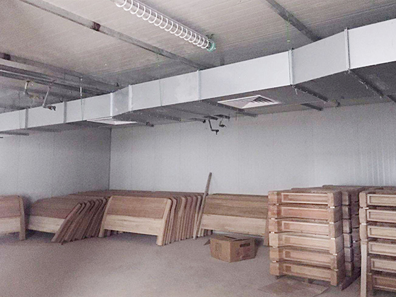2、家具平衡養(yǎng)生：以“EMC”為基準(zhǔn)，研發(fā)出多功能平衡干燥機(jī)，用于家具半成品的恒溫恒濕平衡養(yǎng)生